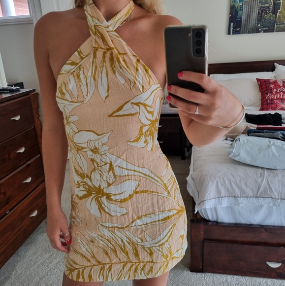 Backless Dress - Picture 3 of 6